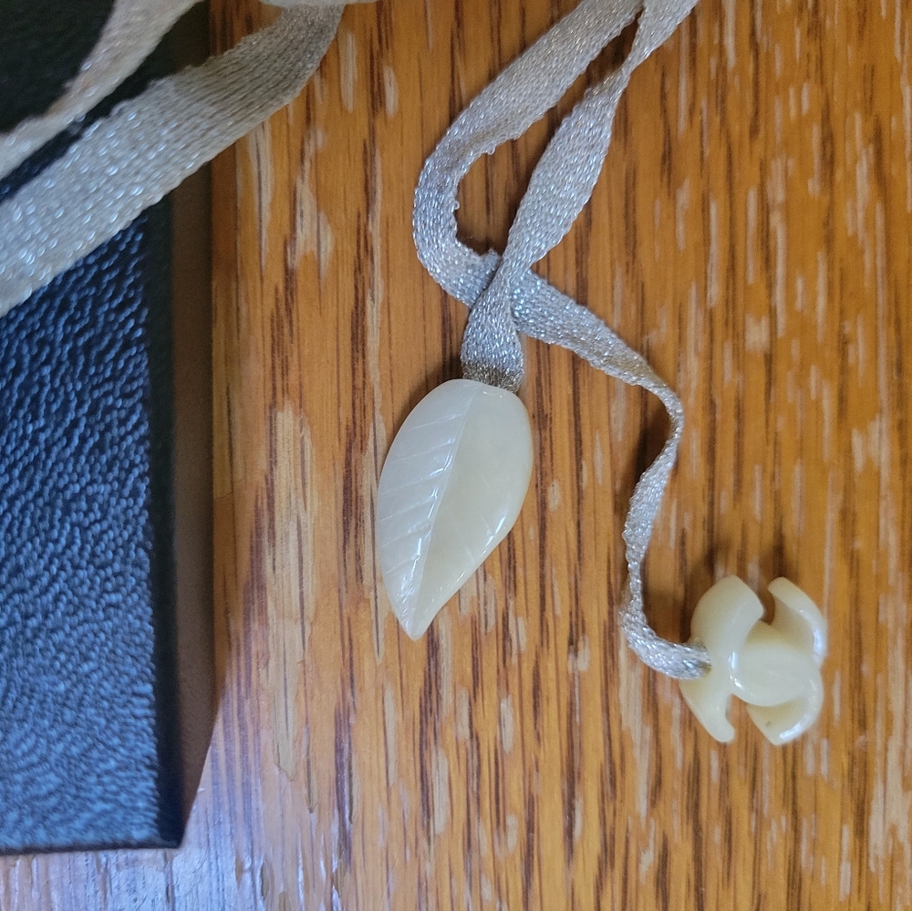 A unique Chanel Ivory Rose gold ribbon necklace! - Picture 4 of 8